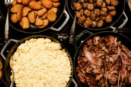 Comida en o cerca de este hotel