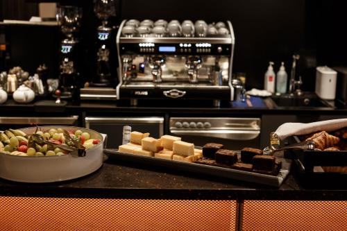 Comida en o cerca de este hotel