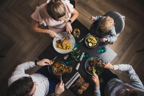 Comida en o cerca de este hotel