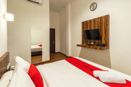 Una cama o camas en una habitación de RedDoorz at Binjai Deli Serdang
