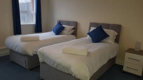 dos camas sentadas una al lado de la otra en una habitación en Atlantic Mansions 2 Bedroom Split Level Apartment en Southampton