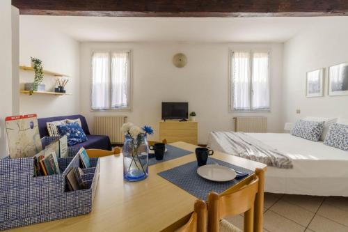 Sala de estar con cama y mesa de comedor en Al Pipái, en Ferrara
