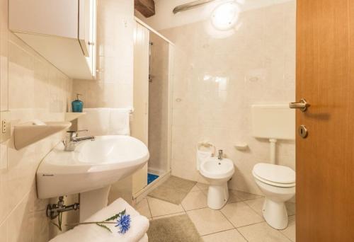 Un baño blanco con lavabo e inodoro. en Al Pipái, en Ferrara