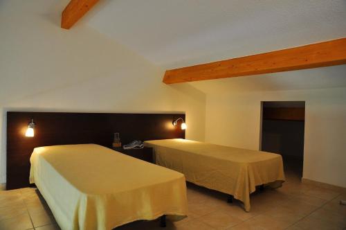 a bedroom with two beds in a room at Résidence Goélia Perla D'Isula in Linguizzetta