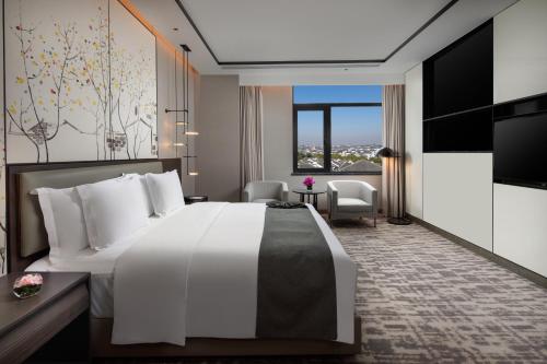 Ένα ή περισσότερα κρεβάτια σε δωμάτιο στο Crowne Plaza Wuzhen by IHG