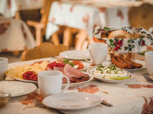 een tafel met borden en bekers erop bij Dom Tatrzański Ewa in Kościelisko