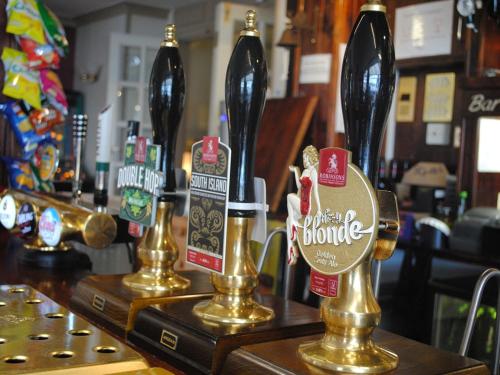 un bar con tres botellas de vino en un mostrador en Trecastell Hotel en Amlwch