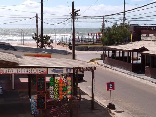 an empty street with a store on the beach at Paraíso Costero San Bernardo in San Bernardo