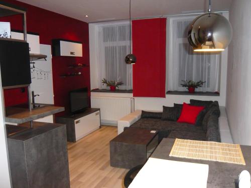 sala de estar con sofá y TV en Apartmány Liška, en Mladé Buky