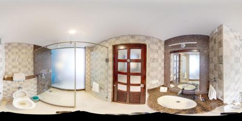 La salle de bains est pourvue de 2 lavabos et de 2 miroirs. dans l'établissement Praia Da Oura - Boutique Resort, à Majorda
