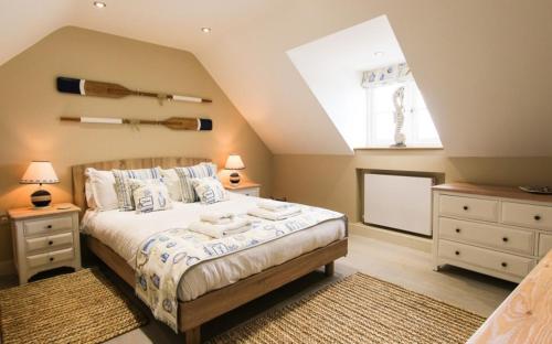 Un dormitorio con una cama grande y una ventana en Seagull's Sanctuary, en Wells-next-the-Sea