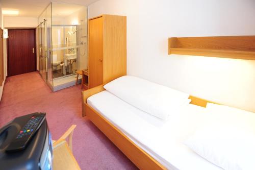 Postel nebo postele na pokoji v ubytování Hotel Krone