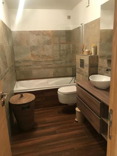 une salle de bain avec une baignoire, des toilettes et un lavabo dans l'établissement Villa Solsticia, à Porticcio