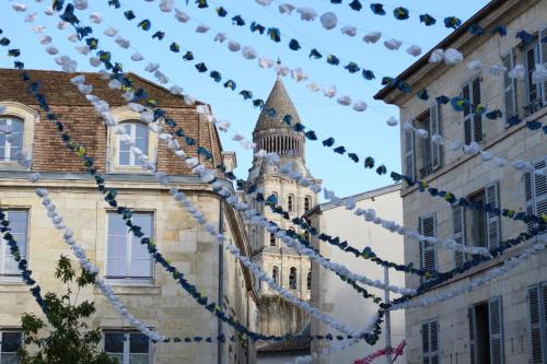 Photo de la galerie de l'établissement Perigueux s'habille en noir et blanc, à Périgueux