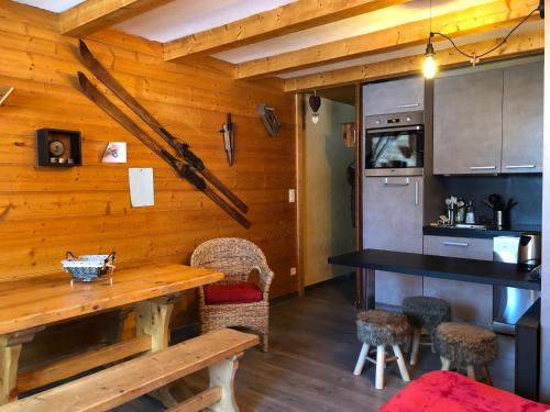 une cuisine et une salle à manger avec une table et des chaises dans l'établissement CERRO TORRE PLAGNE Du Samedi Au Samedi, à Aime La Plagne