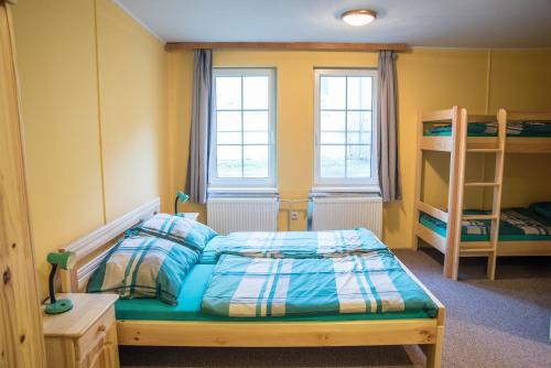 カールスボリにあるChata Dianaのベッドルーム1室(二段ベッド2台、はしご付)