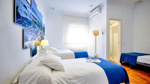 a hotel room with two beds and a window at Casa Reyes El Palmar in El Palmar