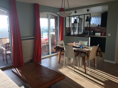 eine Küche und ein Esszimmer mit einem Tisch und Stühlen in der Unterkunft Appartement avec terrasse pour 4 personnes in Athis-Mons