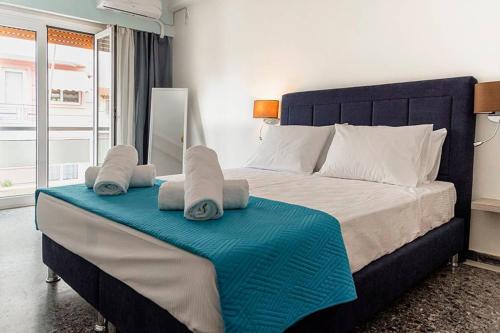 Posteľ alebo postele v izbe v ubytovaní Vasilis Thissio Petralona 3d floor 55sqm