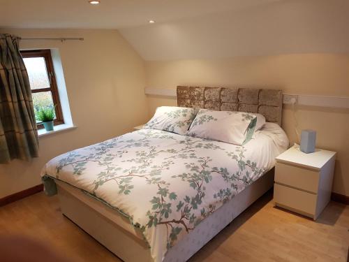 een slaapkamer met een bed en een raam bij The Loft Apartment in Abergavenny