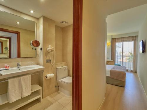 Ett badrum på BQ Can Picafort Hotel