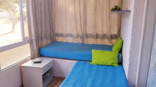 コスタ・デル・シレンチオにあるEureka Apartment with Free WiFiのベッド2台と窓が備わる小さな客室です。