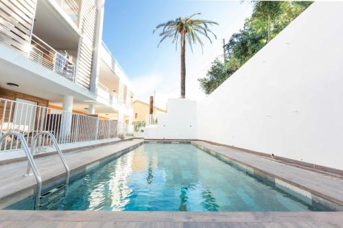une piscine au milieu d'un immeuble dans l'établissement Les jardins secrets, à Antibes