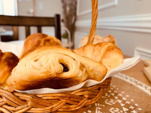 un panier rempli de croissants assis sur une table dans l'établissement Zola Studio fenêtre aveugle, à Aix-en-Provence