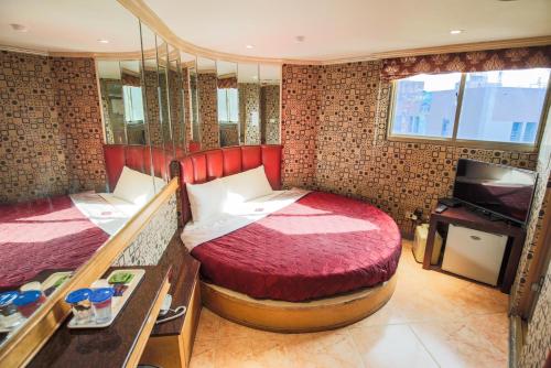 台北市にあるPai Yueh Hotelのベッドルーム(ベッド2台、テレビ付)
