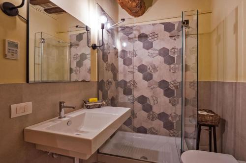 ein Bad mit einem Waschbecken und einer Dusche in der Unterkunft Appartamento Piticchio in Arcevia