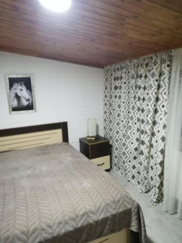 Postel nebo postele na pokoji v ubytování Manoni Ratiani's Guesthouse