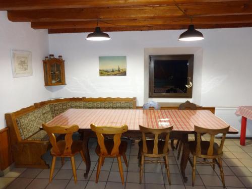 une salle à manger avec une table et des chaises en bois dans l'établissement Maison Bellevue, à Geishouse