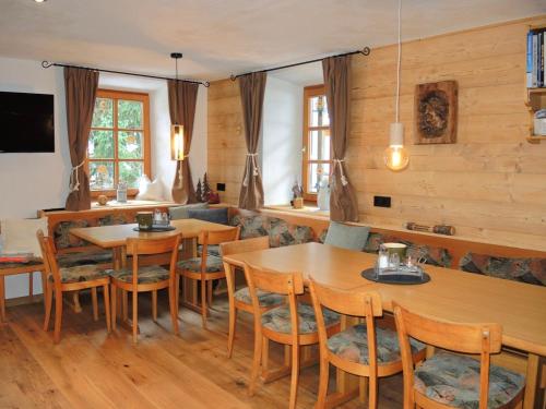ein Esszimmer mit Holztischen und -stühlen in der Unterkunft Trudis Hoamat in Bach