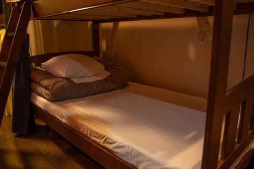 Кровать или кровати в номере 泊まれる図書館 寄処 -yosuga-