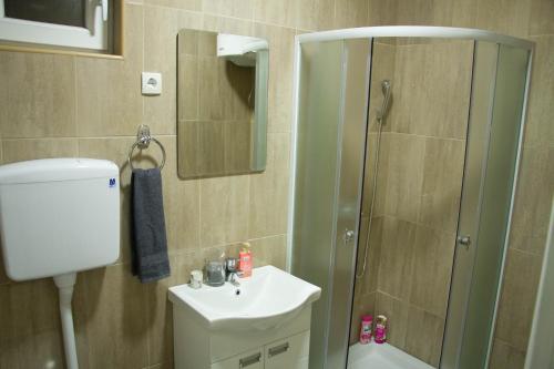 Un baño de Alex Lodge