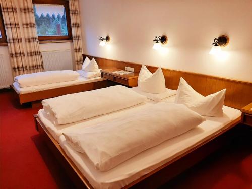 Un pat sau paturi într-o cameră la Hotel Gailberghöhe