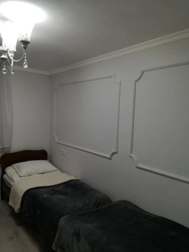 Postel nebo postele na pokoji v ubytování Manoni Ratiani's Guesthouse