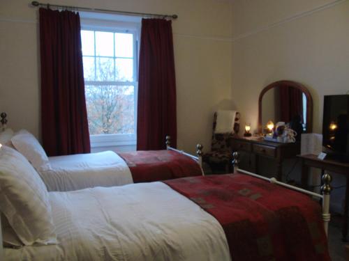 Ліжко або ліжка в номері Llanwrtyd Hall B&B Angelis Holistic Retreat