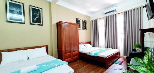 Habitación pequeña con 2 camas y ventana en Forget Me Not Hotel, en Nha Trang