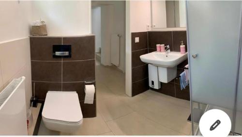 ein Bad mit einem WC und einem Waschbecken in der Unterkunft Souterrain Zimmer mit separatem Eingang und Bad in Düsseldorf