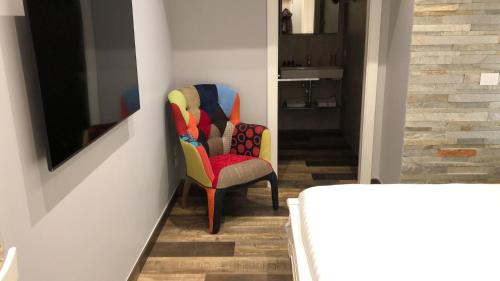a living room with two chairs and a mirror at OGGI e DOMANI in Naples