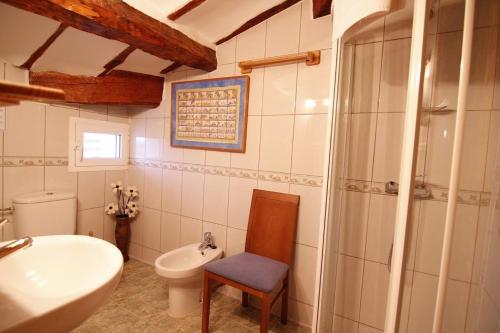 y baño con lavabo, aseo y bañera. en Casa Victoria en Cirueña