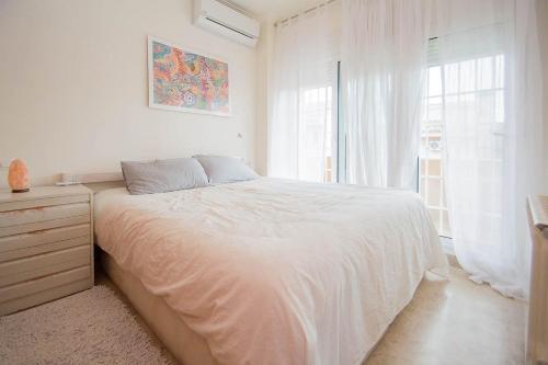 a white bedroom with a bed and a window at Granada-otura -Villa hoyo 7-NIEVE -CAMPO DE GOLF,PLAYA CERCANA CARGADOR ELECTRICO RAPIDO in Otura