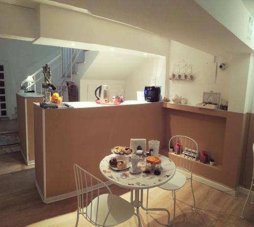 uma pequena cozinha com uma mesa com comida em Casa Blanca em Reggio di Calabria