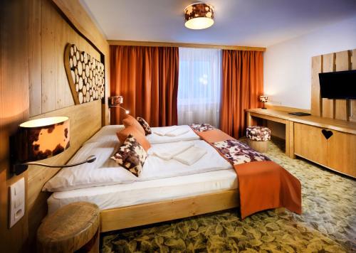 Giường trong phòng chung tại Hotel Srdiečko