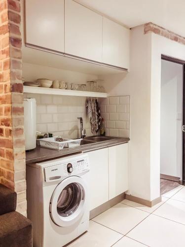 Η κουζίνα ή μικρή κουζίνα στο Elegant Wild Olive Apartment at Grove Mall