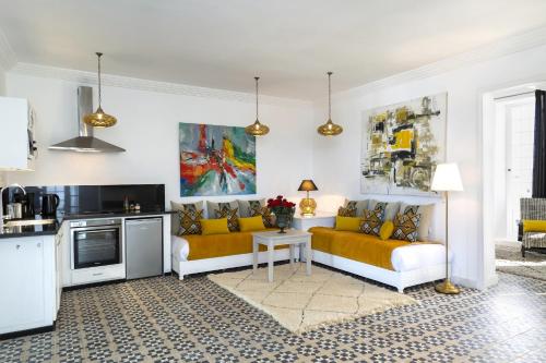un salon avec deux canapés et une cuisine dans l'établissement Jack's Apartments & Suites, à Essaouira