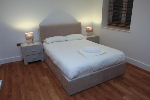 Cama o camas de una habitación en Letting Serviced Apartments - Sheppards Yard, Hemel Hempstead Old Town