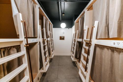 Palanda nebo palandy na pokoji v ubytování Cache House