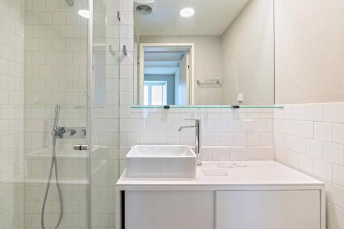 Vannas istaba naktsmītnē Bairro Alto Premium Apartment